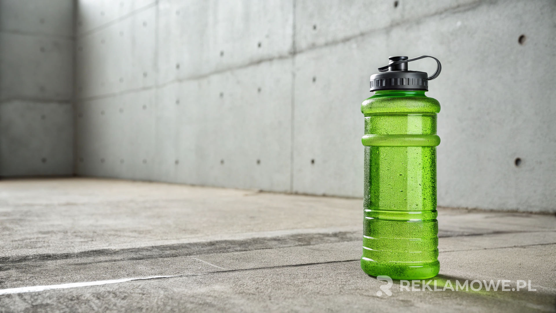 Butelka reklamowa z logo firmy jako element strategii marketingowej