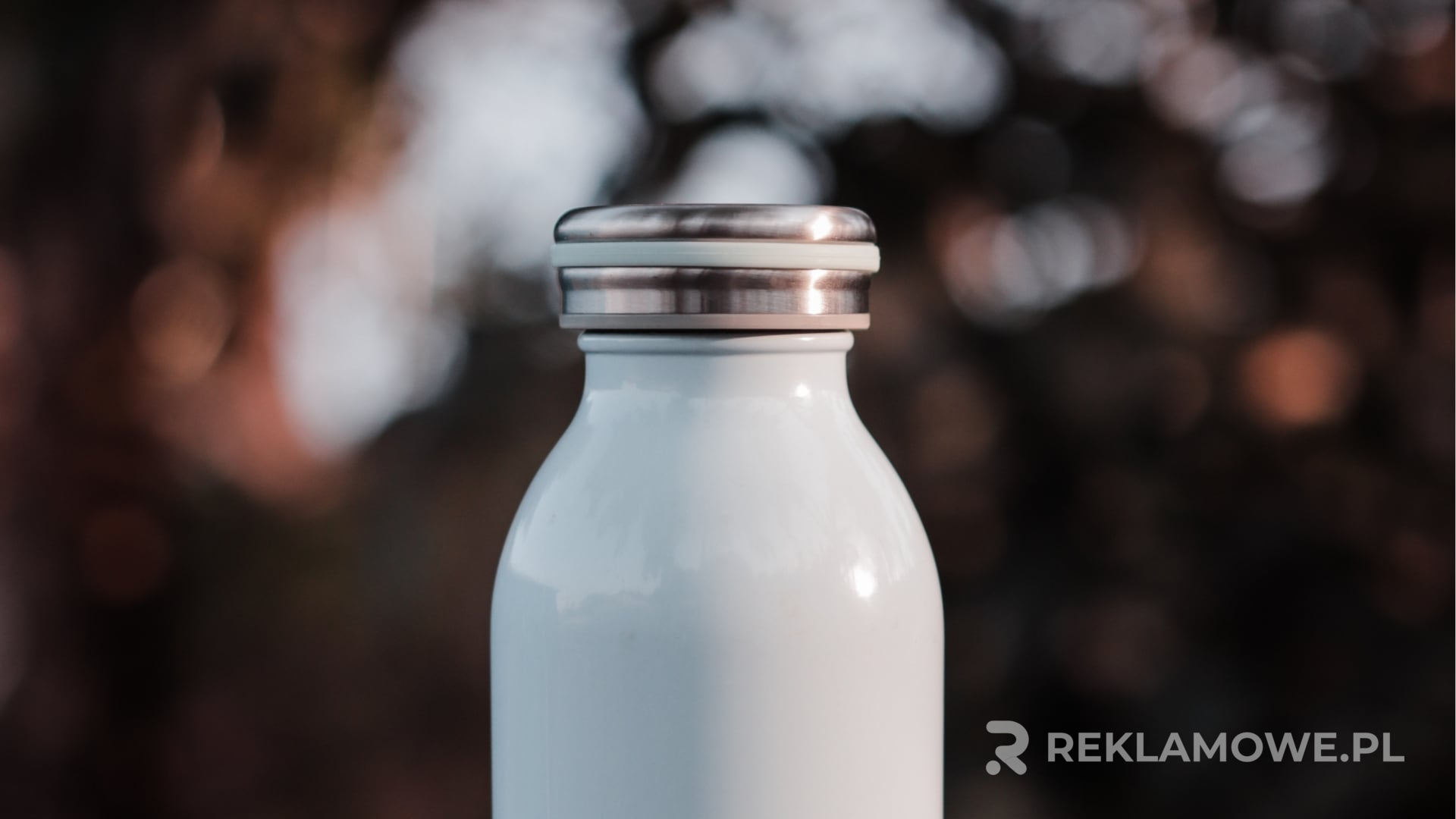 Innowacyjne materiały używane do produkcji butelek reklamowych