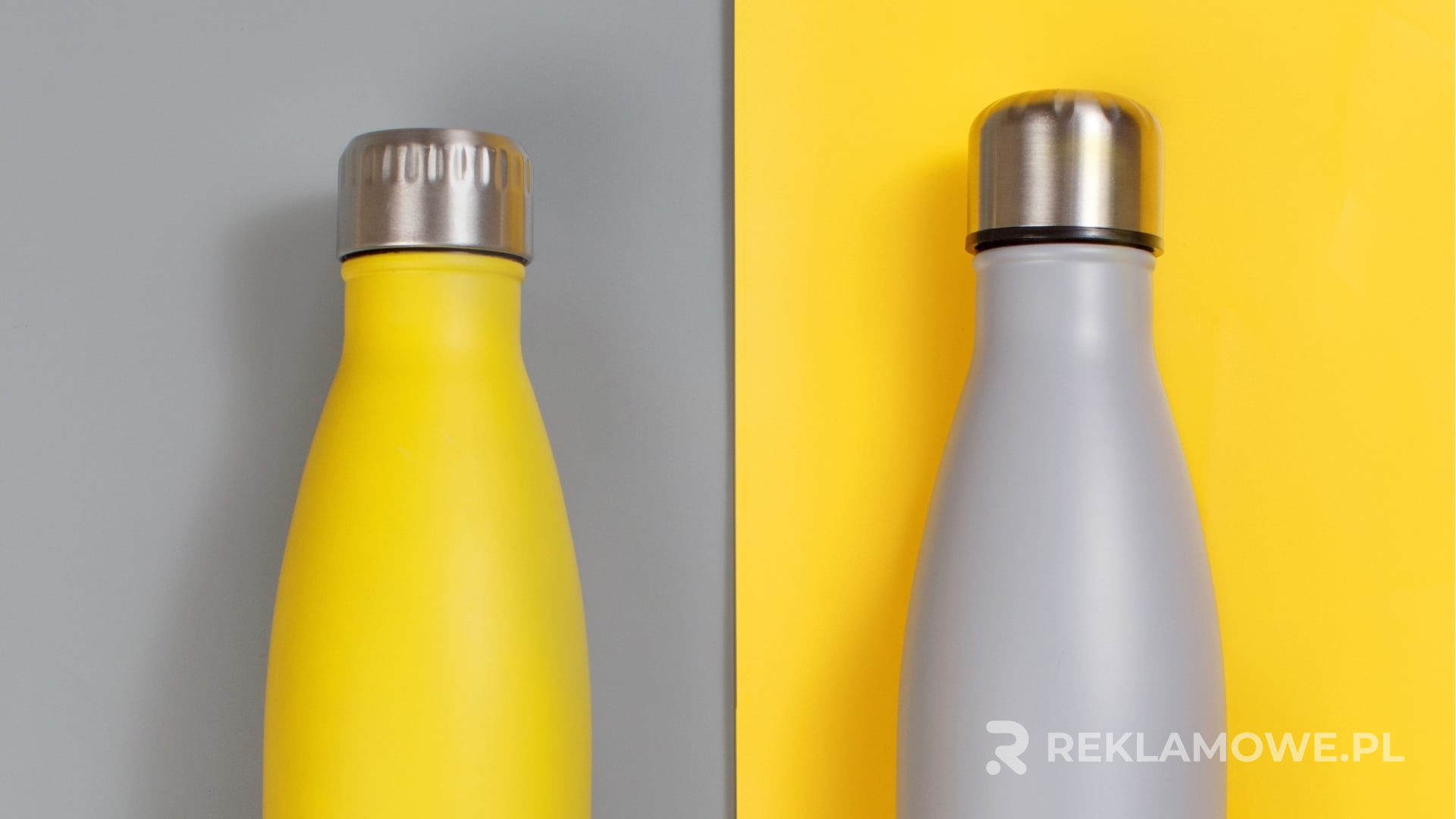 Reklamowa butelka wody na tle biurowym