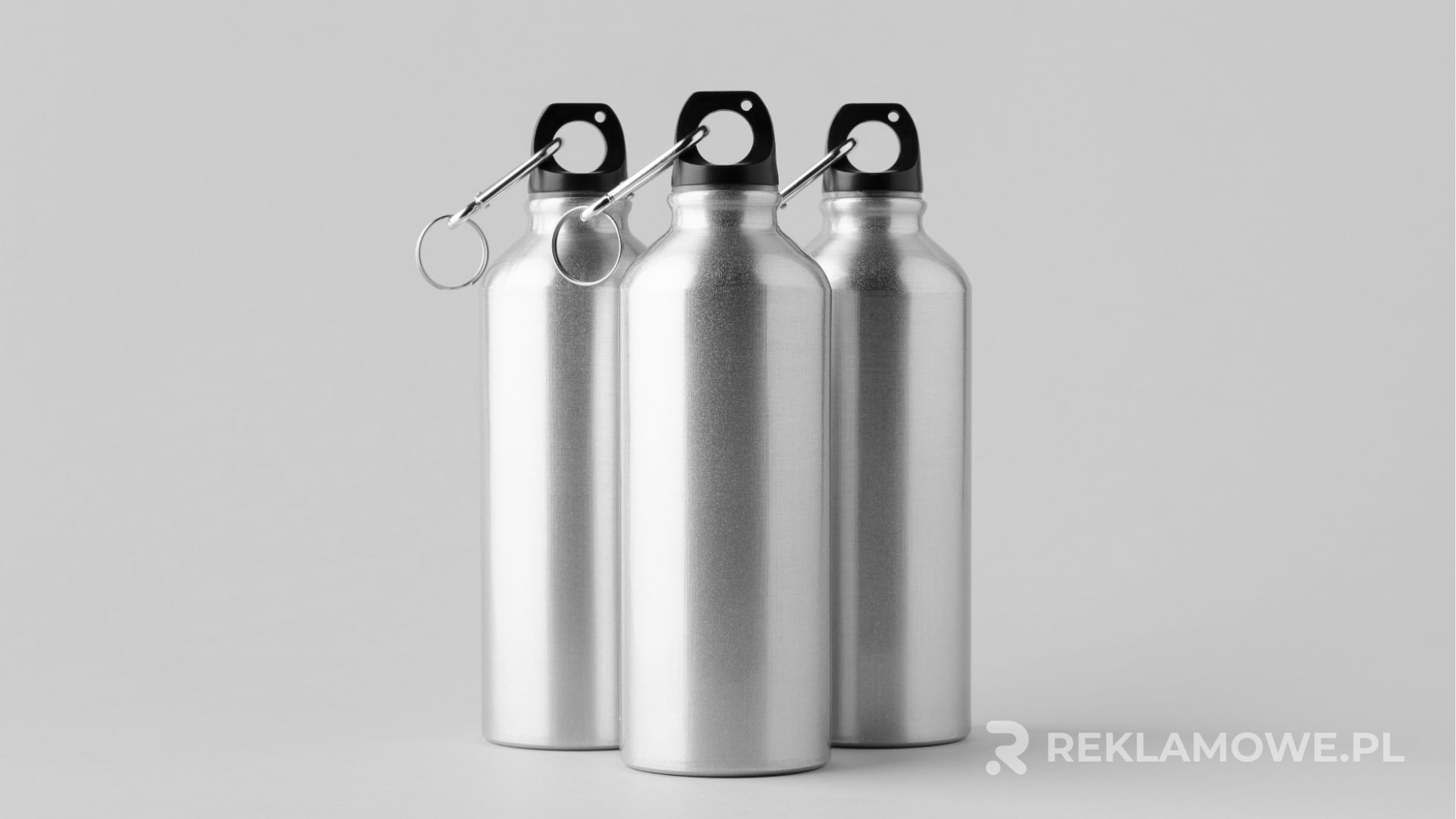 Kolorowe butelki reklamowe używane w różnych branżach